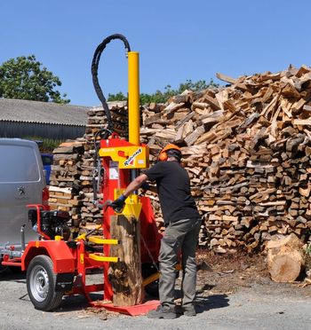 Les erreurs à éviter avant d’acheter une fendeuse ou une scie à bûches à Tours - Fendeuse de bûches thermique Rabaud XYLO-SR 18 M