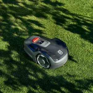 Robot tondeuse Husqvarna Aspire™ R4 pour pelouses jusqu'à 400m²